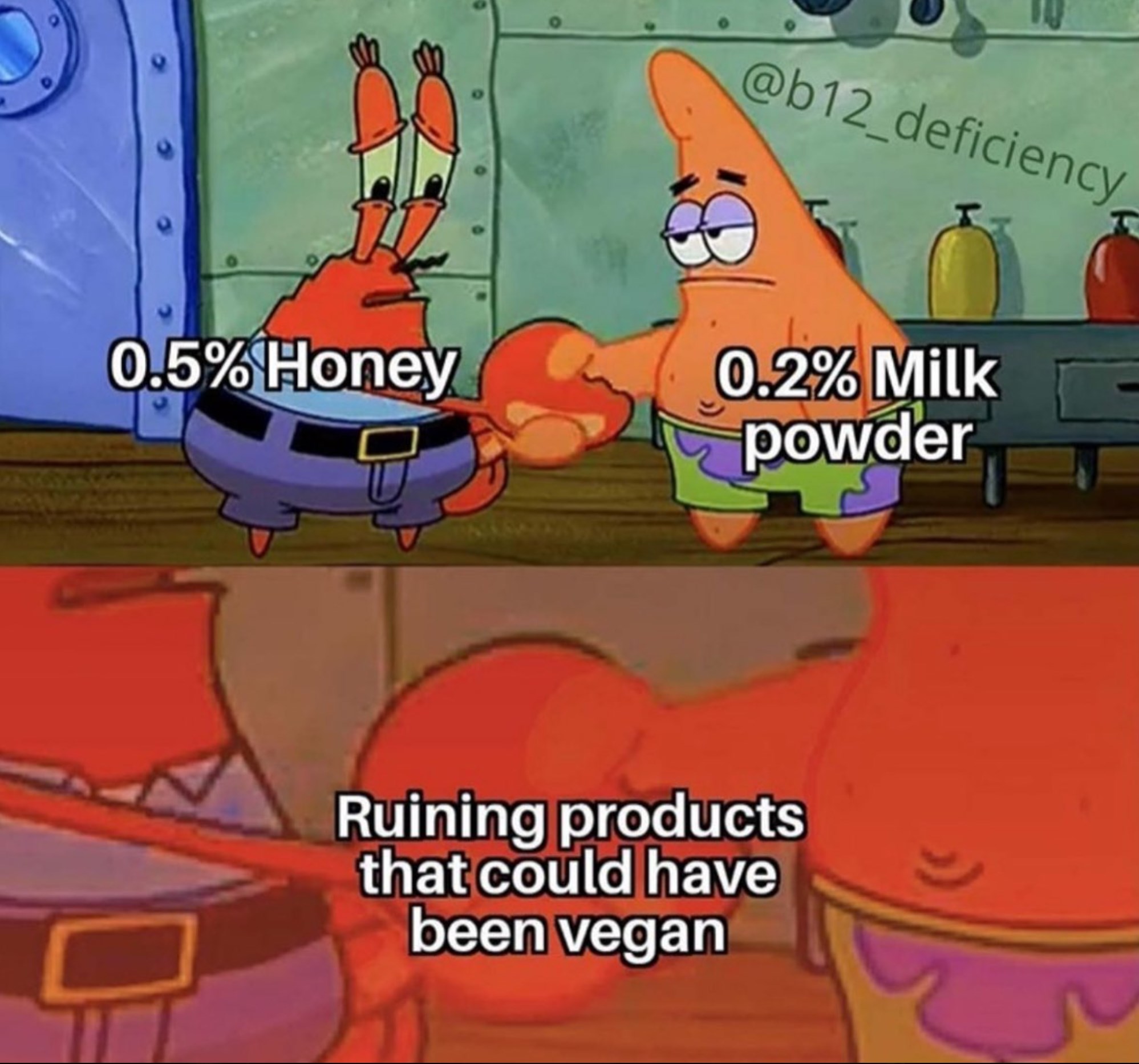 image 1 : crusty le crabe triste avec le texte : 0.5% de miel et patrick l'étoile de mer blasée avec le texte: 0.2% de poudre de lait qui a l'ai blasé se serrent la main. deuxieme image, un gros plan sur la plan avec le texte : Ruiner un produit qui aurait pu etre vegan